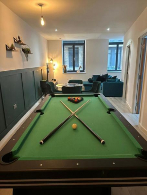 Dream Retreat Luxury Apartment with Super King Bed, Pool Table - Sleeps 5 Free Parking